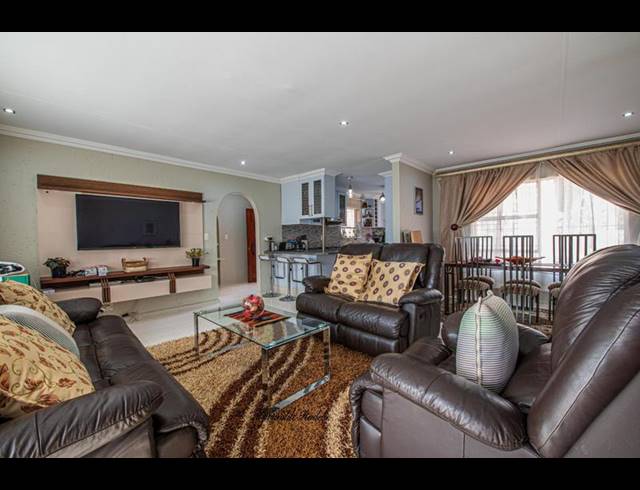 5 BEDROOM HOUSE FOR SALE IN BIRCH ACRES EXT 4